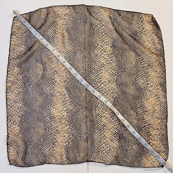 Square scarf - Picture 3 of 5